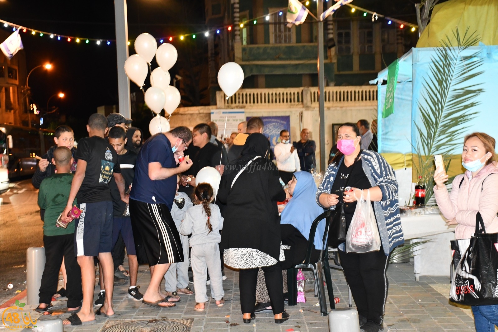  فيديو: بمناسبة حلول رمضان - توزيع الحلوى والهدايا على المارة في شارع ييفت بيافا